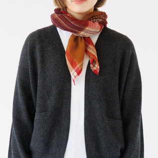 薄手なのでコンパクトな巻き方も(TAFFETA)