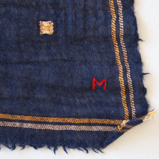 隅には小さくMの刺繍が入っています(MAGIC BLUE) 隅には小さくMの刺繍が入っています(MAGIC BLUE)
