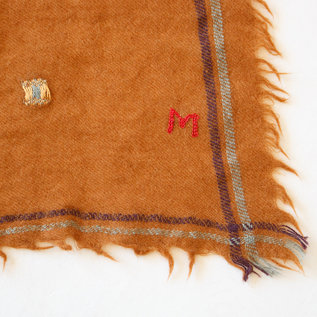 隅には小さくMの刺繍が入っています(HENNA) 隅には小さくMの刺繍が入っています(HENNA)
