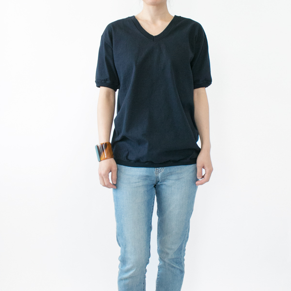 モデル身長:158cm 着用サイズ:M(Vネック ショートスリーブ Tシャツ MARINE) モデル身長:158cm 着用サイズ:M(Vネック ショートスリーブ Tシャツ MARINE)