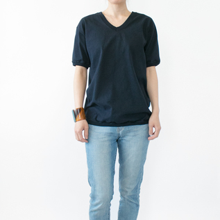 モデル身長:158cm 着用サイズ:M(Vネック ショートスリーブ Tシャツ MARINE) モデル身長:158cm 着用サイズ:M(Vネック ショートスリーブ Tシャツ MARINE)