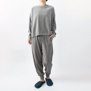 GREYはセットアップで着られる「ベロアルームパンツ」もご用意しています(モデル身長:158cm) GREYはセットアップで着られる「ベロアルームパンツ」もご用意しています(モデル身長:158cm)