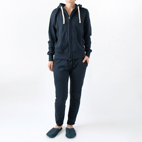 「スウェットパンツ」とのコーディネートも可能です