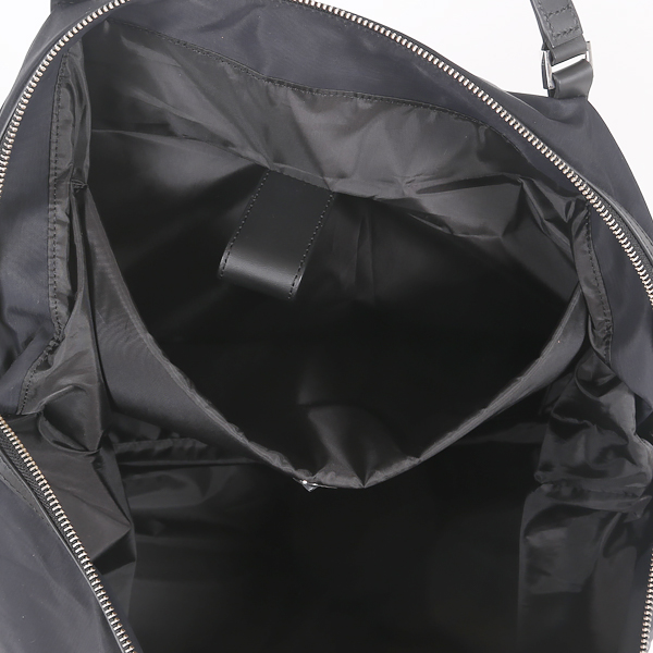 15インチのノートPCが収納可能な内ポケット 15インチのノートPCが収納可能な内ポケット