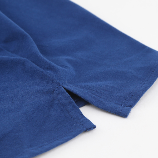 裾にはスリット入り（BLUE）