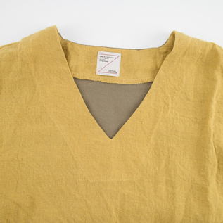 首元が綺麗に見えるVネック(MUSTARD) 首元が綺麗に見えるVネック(MUSTARD)