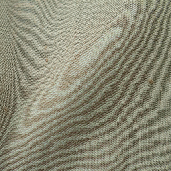 生地アップ（KHAKI）部分的に麻のネップが見られます。特有の風合いをお楽しみください。