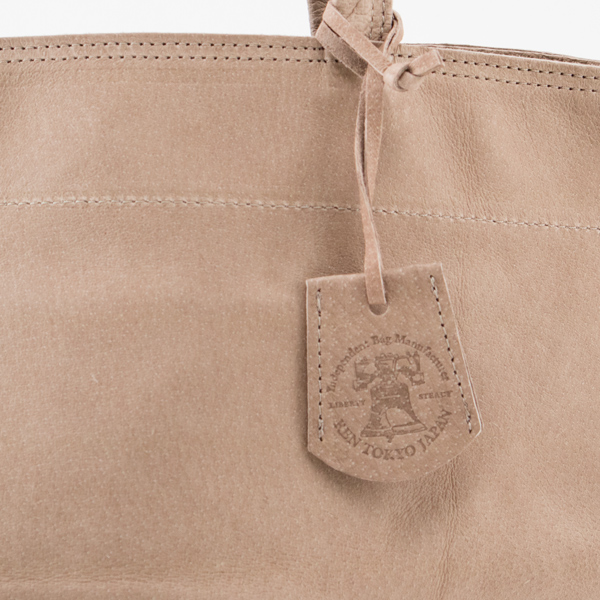 ロゴ入りのタグ（PINK BEIGE）