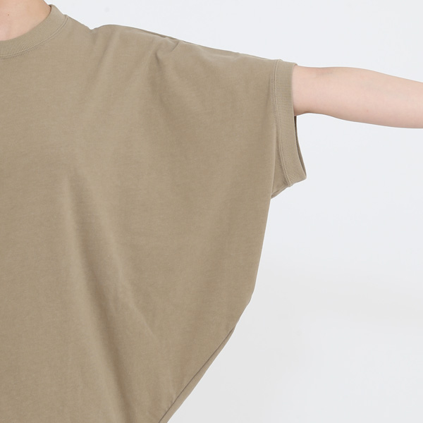 ゆったりとしたドルマンスリーブ（KHAKI）