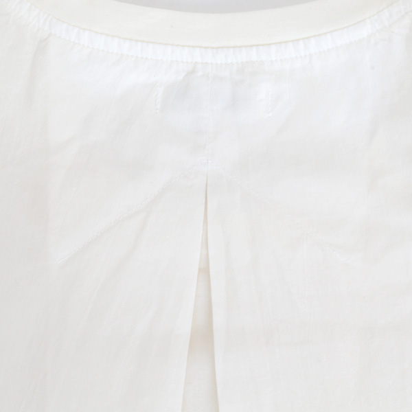 背面にタック入り(ホワイト) 背面にタック入り(ホワイト)