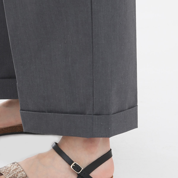 ダブルヘムですっきりとした印象に（HEATHER GREY）