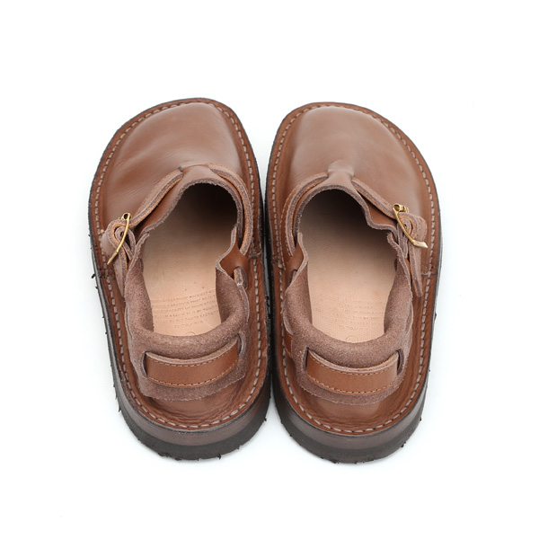 かかと側（BROWN）