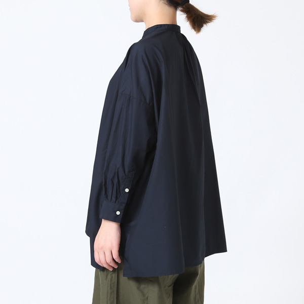 ふんわりとしたシルエット(画像は色違いのNAVY。モデル身長162cm) ふんわりとしたシルエット(画像は色違いのNAVY。モデル身長162cm)