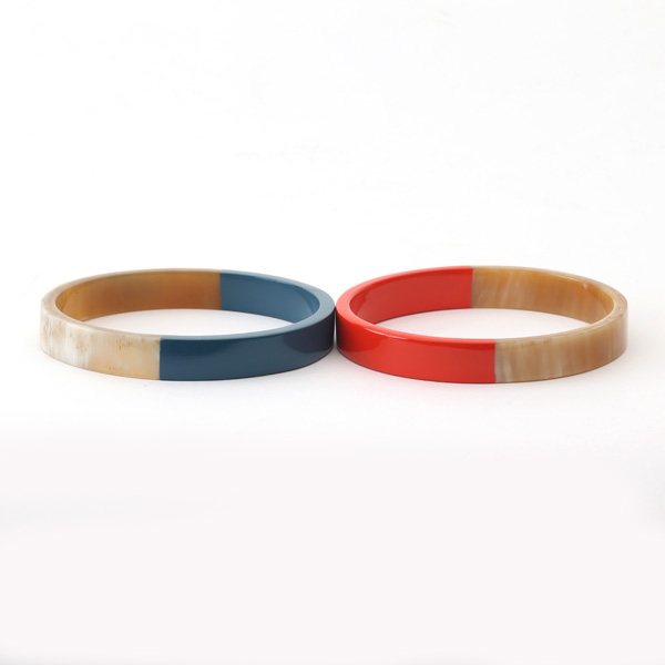 左：BLUE GREY、右：ORANGE