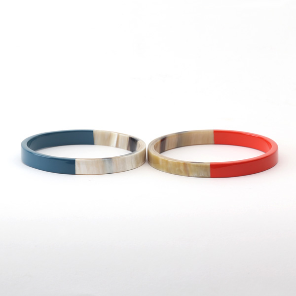 左：BLUE GREY、右：ORANGE
