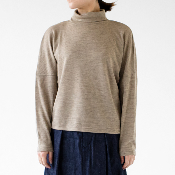 TOP BEIGE（モデル身長：162cm）