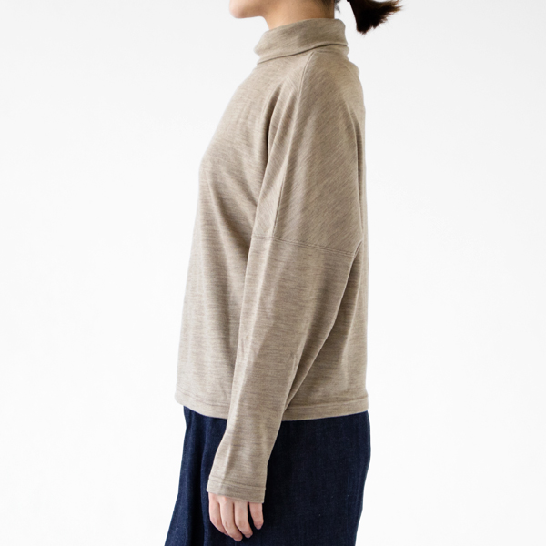 TOP BEIGE（モデル身長：162cm）