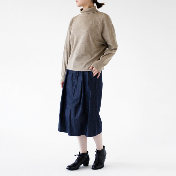 TOP BEIGE（モデル身長：162cm）