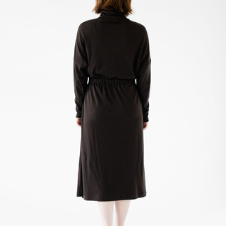 BROWN(モデル身長:162cm) BROWN(モデル身長:162cm)