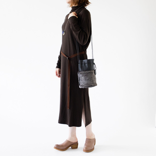 BROWN(モデル身長:162cm) BROWN(モデル身長:162cm)